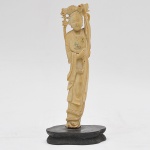 Escultura chinesa esculpida em marfim, representando dignatário. Base de madeira entalhada, medindo 18 cm sem a base e 20,5 cm com a base.