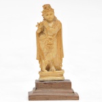 Escultura oriental esculpida em marfim representando figura com flauta. Base em madeira. Medindo 6 cm, medindo 7 cm com a base.