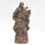 Bela imagem de São José com menino Jesus em madeira com rico trabalho de policromia. Brasil, séc. XIX. Med.: 29 cm.