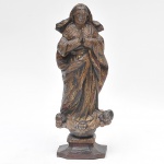 Bela imagem representando Nossa Senhora da Conceição, em madeira com rica policromia de época, base com três Anjos. Bahia, séc. XIX. Med.: 30 cm.