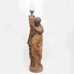 Escultura em fer forge (luminária) representando figura feminina medindo 132 cm. Cúpula opalinada.