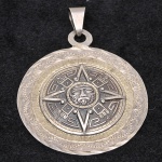 Pedantif redondo em prata mexicana com rico trabalho representando Sol. Diãm. 5cm. Peso 24gr
