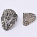 Dois anéis em prata de lei, interessante trabalho, representando máscaras egípcias. Aros 20 e 17. Peso 33gr