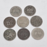 Lote composto de oito moedas brasileiras do século XIX, de 100 Réis, contendo: 1 moeda de 1871; 2 moedas de 1883; 1 moeda de 1886; 1 moeda de 1888; 1 do império de 1889, 1 moeda república de 1889 e 1 moeda de 1894.