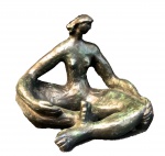 SONIA EBLING (1918 - 2006) - Eleonora, rara escultura estilo moderno, em bronze patinado e cinzelado, assinada, med. 40 cm alt. x 48cm comp. . 