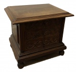 Linda mesa lateral em madeira nobre, parte frontal com 3 gavetas, medindo: 70 cm x 51 cm x 58 cm alt.
