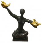 SONIA EBLING - espetacular e grande escultura em bronze cinzelado com detalhes com pombas em dourado, medindo: 1,00 m x 1,00 m