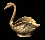 Cisne em bronze, cesta porta objetos, medindo: 12 cm x 13 cm alt.
