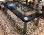 Maravilhosa mesa de designer Italiano, tampo em madeira pintado de preto no centro vidro, com os pés inox, medindo: 2,20 m x 1,00 m x 73 cm alt.