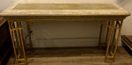Linda e moderna console, base em ferro pintado de dourado, base em resina vitrificada imitando madre pérola, medindo: 1,42 m x 46 cm x 76 cm alt.