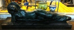 Alfredo CESCHIATTI (1918-1989) - Gigantesca Guanabara, em bronze patinado, assinado e selo na base, sobre base cachoe em mármore preto, medindo: 2,20 m x 45 cm prof. x 77 cm alt.