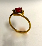 Lindo anel em ouro com brilhante central e turmalinas, peso: 1.9 g