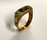 Lindo anel art deco em ouro branco com amarelo com 2 brilhantes e uma pedra central verde, peso: 3,6 g