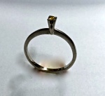 Lindo anel solitario em ouro branco com brilhante central, peso: 1,8 g