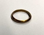 Aliança em ouro, escrita na parte de dentro, peso: 2,6 g