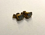 Par de brincos solitarios em ouro com pedra azul, peso: 1,4 g