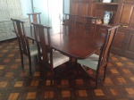 Mesa de Jantar com 6 cadeiras em madeira nobre, medindo: tampo 1,98 m x 1,32 m