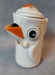 Linda jarra para suco em forma de pingüim em porcelana, medindo: de 24 cm alt.