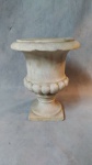 Antigo vaso em mármore, medindo: 22 cm alt.