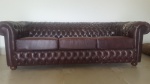 Sofa antigo capitone com pequenos desgastes no couro natural linda peça 2.10 comprimento