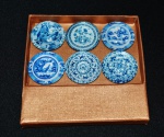 Caixa com 6 (seis) imãs de geladeira com reprodução de imagens das porcelanas chinesas da dinastia MING. Medida 3,5 cm de diâmetro. peças na caixa e sem uso.