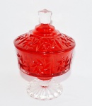 Espetacular bomboniere em vidro prensado double color com predominância de lindo tom vermelho com pé e alça da tampa translúcidos. Medida 18cm de altura e 13cm de diâmetro