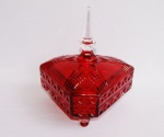 Espetacular bomboniere em vidro prensado double color com predominância de lindo tom vermelho com pé e alça da tampa translúcidos. Medida 16x16cm e 20 cm de altura.