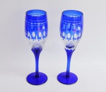 Par de grandes e belíssimas taças para champanhe com ricos lapidados na cor azul. Medida 22 cm de altura.