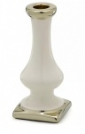 Par de elegantes candelabros em porcelana com detalhes em prata. Medida 16cm de altura. Peça sem uso, em embalagem original.