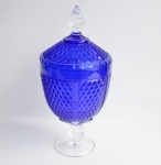 Grande bomboniere em vidro prensado tom azul com puxador e pés translúcidos. Medida 32 cm de altura.