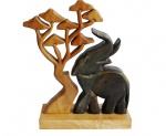 Belissima escultura em madeira elefante na sombra da árvore, com ricos detalhes. Medida 30x23cm