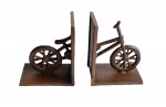 Aparador de livros em ferro fundido em forma de bicicleta em excelente estado e em caixa original. Medidas da parte: 7x13 cm cada.