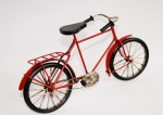 Bicicleta feita de metal representando antiga bicicleta da década de 30' com riqueza de detalhes. Medida 17x30cm.