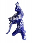 Escultura em porcelana azul cobalto com detalhes em branco de Cacatua. Medidas: 21x 33 cm