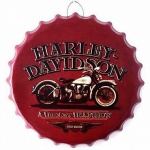 Grande placa de metal em forma de chapinha com imagens da Harley Davidson retrô. Medida 40cm de diâmetro. Lotem sem uso e na embalagem original.