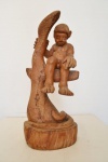KALYS - ` Menino no tronco ` - escultura em madeira - 52x21 cm