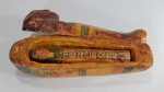 Miniatura de Sarcófago egípcio em madeira policromada com stick shabti no seu interior. Med. 30 x 12 x 9 cm