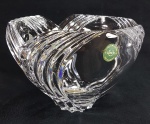 CRISTAL LENOX - SLOVÊNIA - Elegante vaso em pesado cristal de alto brilho, formato de tulipa, bojo com caneluras torcidas. Med. 20 x 13 cm