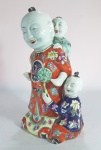 COMPANHIA DAS INDIAS (Chinese Export Porcelain) - Grande escultura em porcelana policromada crianças, sem marcas na base. Esmalte azulado. Altura 35 cm