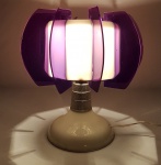 ANOS 60/70 - Luminária em acrílico roxo e branco com detalhes em metal. Med. 25 x 25 cm