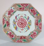 Prato em porcelana chinesa Companhia das Indias, borda oitavada. Med. 26 cm