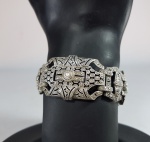 ART DECO, anos 20/30 - Antiga e elegante pulseira em prata de lei contrastada e diamantes. Medida aberta: 20 x 03 cm No estojo original.