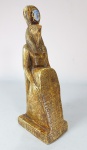 Escultura egípcia em pedra esteatita e esmalte repres. Hórus com circular solar e escaravelho em esmalte azul segurando uma esteta votiva com textos em hieróglifos. Med. 26.5 x 07 x 09 cm
