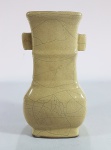 Antigo vaso em porcelana chinesa padrão GE WARE, tonalidade bege, esmalte craquelê, sec. XVIII/XIX. Med.22 x 12 x 10 cm