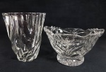 Duas peças sendo pequena floreira em demi cristal e vaso em cristal com bojo torcido. Med. 13 e 09 x 15 cm