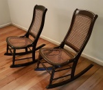 Par de antigas cadeiras coloniais de balanço em madeira de lei. Pernas torneadas. Acento e encosto em Palhinha da Índia, uma no estado. Alt. 100 cm