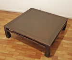 Grande mesa de centro ao gosto oriental em madeira de lei. Med. 110 x 110 x 35 cm