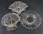 Lote com 3 peças em demi cristal e vidro sendo: um pratinho, uma cesta com bordas onduladas e uma concha. Med. 17 x 17, 17 x 15 e 19  cm