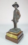 Troféu em bronze Centenário de Santos Dumont  1873 / 1973. Homenagem da Universidade Gama Filho. Assinado com iniciais:  E.V.R. Med. 24 x 10 x 10 cm