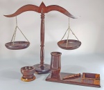 JACARANDÁ - Conjunto composto por balança, cinzeiro, caneta e porta canetas esculpidos em madeira nobre jacarandá. Final dos anos 60/70. Medida da balança: 38 x 32 cm.